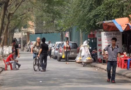 Có lẽ hình ảnh chặn ép khách từ ngoài đường, ép khách vào nhà hàng ăn uống (kể cả khách Tây) khiến văn hóa nhà hàng ở Hà Nội mất điểm nhiều nhất. Có lẽ hình ảnh chặn ép khách từ ngoài đường, ép khách vào nhà hàng ăn uống (kể cả khách Tây) khiến văn hóa nhà hàng ở Hà Nội mất điểm nhiều nhất.