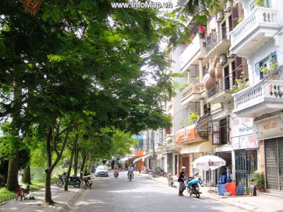 Cứ đến chiều tối, các nhà hàng ở phố Trấn Vũ lại cử một đội quân xuống phố "săn" khách. Cứ đến chiều tối, các nhà hàng ở phố Trấn Vũ lại cử một đội quân xuống phố "săn" khách.