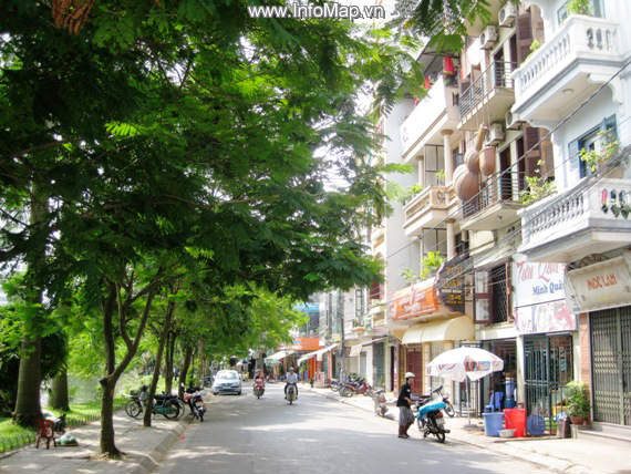 Cứ đến chiều tối, các nhà hàng ở phố Trấn Vũ lại cử một đội quân xuống phố "săn" khách. Cứ đến chiều tối, các nhà hàng ở phố Trấn Vũ lại cử một đội quân xuống phố "săn" khách.