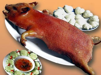 Heo sữa hun trong lò hầm gạch. Để chế biến món này các đầu bếp phải lựa thứ heo con lớn bằng con thỏ, vừa 4 người ăn, cạo sạch, mổ bụng lấy bộ lòng dành nấu cháo khuya. Heo làm xong, ướp gia vị, ngũ vị hương, chao đỏ, tàu hủ đỏ, đặt trong đã bàn hình bầu dục, còn gọi đã hột xoài. Heo sữa hun trong lò hầm gạch. Để chế biến món này các đầu bếp phải lựa thứ heo con lớn bằng con thỏ, vừa 4 người ăn, cạo sạch, mổ bụng lấy bộ lòng dành nấu cháo khuya. Heo làm xong, ướp gia vị, ngũ vị hương, chao đỏ, tàu hủ đỏ, đặt trong đã bàn hình bầu dục, còn gọi đã hột xoài.