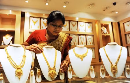 Người Ấn Độ đổ xô đi bán vàng khi giá vàng lên cao