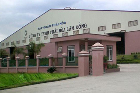 4. Tập đoàn Thái Hòa cũng vừa cho ra báo cáo tài chính với con số 1.226 tỷ đồng tiền nợ. Đây là các khoản kê khai nợ, bao gồm cả nợ của công ty mẹ Thái Hòa và các đơn vị con. Trong đó, chỉ có 70% là nợ quá hạn, tương đương khoảng hơn 800 tỷ đồng. Còn 30% vẫn là nợ bình thường và trong mức cấp vốn kinh doanh. 4. Tập đoàn Thái Hòa cũng vừa cho ra báo cáo tài chính với con số 1.226 tỷ đồng tiền nợ. Đây là các khoản kê khai nợ, bao gồm cả nợ của công ty mẹ Thái Hòa và các đơn vị con. Trong đó, chỉ có 70% là nợ quá hạn, tương đương khoảng hơn 800 tỷ đồng. Còn 30% vẫn là nợ bình thường và trong mức cấp vốn kinh doanh.