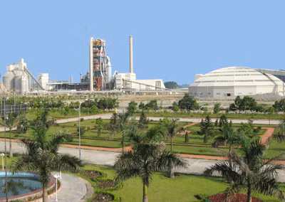 6. Vinaconex: Theo báo cáo tài chính quý II và 6 tháng đầu năm của Tổng công ty cổ phần Xuất nhập khẩu và Xây dựng Việt Nam (Vinaconex - mã VCG), đơn vị đang vay và nợ các ngân hàng hơn 1.112 tỷ đồng. Trong đó, nợ ngắn hạn khoảng 400 tỷ, còn nợ dài hạn đến hạn trả khoảng 712 tỷ đồng.