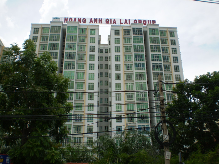 Tương tự, trong báo cáo kết quả kinh doanh quý I/2012, Công ty CP HAGL chỉ lãi có 6 tỷ đồng, giảm mạnh so với mức lãi 300,32 tỷ đồng của quý I/2011 do chi phí lãi vay quá lớn, chiếm gần 225 tỷ đồng vì tổng nợ phải trả cuối quý I năm nay là 9.260 tỷ đồng, bằng một nửa tổng tài sản. Tương tự, trong báo cáo kết quả kinh doanh quý I/2012, Công ty CP HAGL chỉ lãi có 6 tỷ đồng, giảm mạnh so với mức lãi 300,32 tỷ đồng của quý I/2011 do chi phí lãi vay quá lớn, chiếm gần 225 tỷ đồng vì tổng nợ phải trả cuối quý I năm nay là 9.260 tỷ đồng, bằng một nửa tổng tài sản.