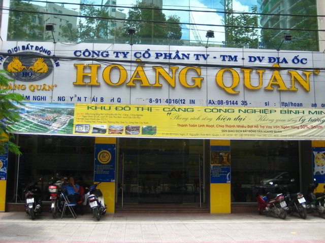Tính đến cuối quý IV/2011 tiền và các khoản tương đương tiền của Hoàng Quân (HQC) chỉ còn hơn 11 tỷ đồng, trong khi nợ ngắn hạn khổng lồ 1.790 tỷ đồng (trong đó có 661 tỷ đồng người mua trả trước). Tính đến cuối quý IV/2011 tiền và các khoản tương đương tiền của Hoàng Quân (HQC) chỉ còn hơn 11 tỷ đồng, trong khi nợ ngắn hạn khổng lồ 1.790 tỷ đồng (trong đó có 661 tỷ đồng người mua trả trước).