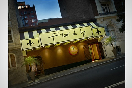 Hamburger Đầu bếp: Hubert Keller Địa điểm: Nhà hàng Fleur de Lys, thuộc sòng bạc Mandalay Bay, Las Vegas, Nhân của loại hamburger này được làm từ thịt bò Kobe Nhật trộn nấm đen và gan ngỗng. Món bánh này được phục vụ kèm với loại rượu Chateau Pétrus 1990 nhập khẩu từ Italy. Sau khi ăn uống tại nhà hàng này, khách hàng sẽ được nhận một email xác nhận đã đến ăn tại nhà hàng. Giá cho một lần thưởng thức món ăn này là 5.000 USD. Hamburger Đầu bếp: Hubert Keller Địa điểm: Nhà hàng Fleur de Lys, thuộc sòng bạc Mandalay Bay, Las Vegas, Nhân của loại hamburger này được làm từ thịt bò Kobe Nhật trộn nấm đen và gan ngỗng. Món bánh này được phục vụ kèm với loại rượu Chateau Pétrus 1990 nhập khẩu từ Italy. Sau khi ăn uống tại nhà hàng này, khách hàng sẽ được nhận một email xác nhận đã đến ăn tại nhà hàng. Giá cho một lần thưởng thức món ăn này là 5.000 USD.