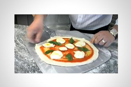Crolla đã sáng tạo loại bánh pizza đắt kỷ lục với thịt tôm hùm ướp rượu cô-nhắc, trứng cá muối ngâm sâm-banh, thịt nai và một lớp vàng 24 kara có thể ăn được. Crolla đã sáng tạo loại bánh pizza đắt kỷ lục với thịt tôm hùm ướp rượu cô-nhắc, trứng cá muối ngâm sâm-banh, thịt nai và một lớp vàng 24 kara có thể ăn được.