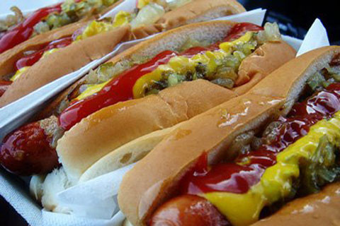 Chiếc bánh mỳ xúc xích siêu đắt có giá 1.501 USD được chế biến bởi Mike Juiliano, chủ quầy Hot dog Mike tại River Market Plaza ở thành phố Little Rock thuộc bang Arkansas, Mỹ. Nguyên liệu làm chiếc bánh mỳ này bao gồm tôm hùm, thịt bò hảo hạng, bột nghệ tây và vàng nguyên chất. 4 chiếc xúc xích loại này đã được bán và toàn bộ số tiền thu được dùng để quyên góp cho tổ chức phi lợi nhuận giúp đỡ người vô gia cư của bang Arkansas. Chiếc bánh mỳ xúc xích siêu đắt có giá 1.501 USD được chế biến bởi Mike Juiliano, chủ quầy Hot dog Mike tại River Market Plaza ở thành phố Little Rock thuộc bang Arkansas, Mỹ. Nguyên liệu làm chiếc bánh mỳ này bao gồm tôm hùm, thịt bò hảo hạng, bột nghệ tây và vàng nguyên chất. 4 chiếc xúc xích loại này đã được bán và toàn bộ số tiền thu được dùng để quyên góp cho tổ chức phi lợi nhuận giúp đỡ người vô gia cư của bang Arkansas.