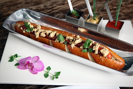 Chiếc xúc xích này được chế biến từ nhà hàng Serendipity 3, thành phố New York với giá: 69 USD Chiếc xúc xích này được chế biến từ nhà hàng Serendipity 3, thành phố New York với giá: 69 USD
