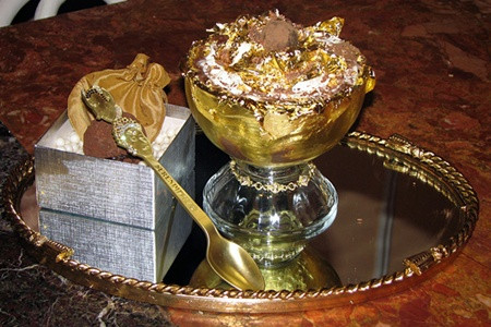 Món kem này được bán tại nhà hàng: Serendipity 3 tại Thành phố New York với giá: 25.000 USD. Thành phần của loại kem này là kem đậu vani Tahitian và madagascar và lá vàng 23 kara có thể ăn được. Hơn nữa món kem này còn được đựng trong chiếc ly bằng vàng. Món kem này được bán tại nhà hàng: Serendipity 3 tại Thành phố New York với giá: 25.000 USD. Thành phần của loại kem này là kem đậu vani Tahitian và madagascar và lá vàng 23 kara có thể ăn được. Hơn nữa món kem này còn được đựng trong chiếc ly bằng vàng.