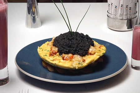 nhà hàng Norma’s thuộc khách sạn Le Parker Meridien New York, người ta đã biến nó trở thành một món ăn cao cấp với trứng, tôm hùng và trứng cá muối sevruga. Món ăn này được bán với giá 1.000 USD. nhà hàng Norma’s thuộc khách sạn Le Parker Meridien New York, người ta đã biến nó trở thành một món ăn cao cấp với trứng, tôm hùng và trứng cá muối sevruga. Món ăn này được bán với giá 1.000 USD.