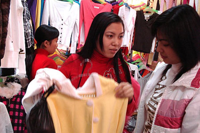 Những người có kinh nghiệm mua hàng ở đây cho biết, không nên đi chợ này lúc đầu giờ sáng và đầu giờ chiều, hạn chế đi vào những ngày đầu tháng, ngày rằm vì sợ người bán hàng cho “ăn chửi” với đủ thứ bậy bạ trên đời. Những người có kinh nghiệm mua hàng ở đây cho biết, không nên đi chợ này lúc đầu giờ sáng và đầu giờ chiều, hạn chế đi vào những ngày đầu tháng, ngày rằm vì sợ người bán hàng cho “ăn chửi” với đủ thứ bậy bạ trên đời.