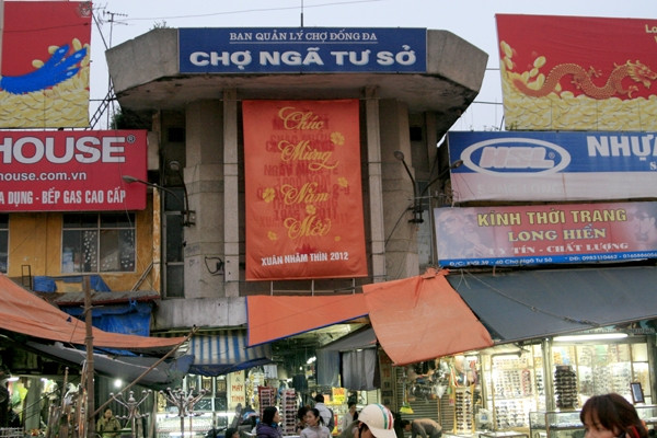 Trả lời trên báo Thanh Niên, ông Nguyễn Đức Hải, Phó ban quản lý (BQL) chợ Ngã Tư Sở thừa nhận, những năm trước, chuyện mắng chửi khách xảy ra thường xuyên. Gần đây, hiện tượng này có giảm, nhưng vẫn có những trường hợp BQL phải đứng ra giải quyết. Thậm chí, có vụ hành hung khách, công an phải vào cuộc. Trả lời trên báo Thanh Niên, ông Nguyễn Đức Hải, Phó ban quản lý (BQL) chợ Ngã Tư Sở thừa nhận, những năm trước, chuyện mắng chửi khách xảy ra thường xuyên. Gần đây, hiện tượng này có giảm, nhưng vẫn có những trường hợp BQL phải đứng ra giải quyết. Thậm chí, có vụ hành hung khách, công an phải vào cuộc.