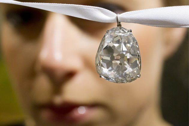 Viên kim cương này có giá 9,7 triệu USD. Viên kim cương Beau Sancy 34,98 carat được giới thiệu tại nhà đấu giá Sothebys ở Zurich, Thụy Sỹ hôm 2/5. Marie de Medici đã đeo viên kim cương này khi lên ngôi Nữ hoàng vào năm 1610.