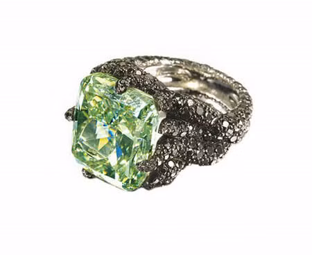 Viên kim cương màu xanh lá Grisogono được cho là có nguồn gốc từ Cộng hòa Trung Phi. Trước khi được gọt cắt, Grisogono là viên kim cương màu lớn nhất thế giới với trọng lượng 312,24 carat. Giá 7,3 triệu USD