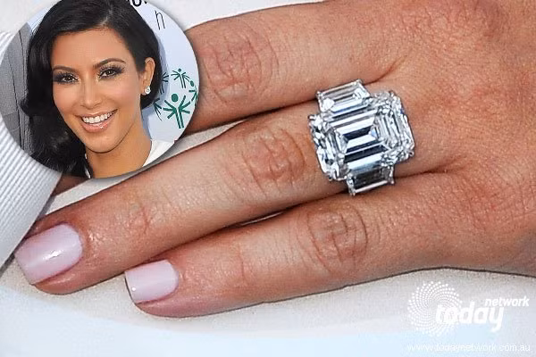 Chiếc nhẫn đính hôn bằng kim cương 20-Carat trị giá 2 triệu đô la của Kim Kardashian.