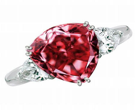 Viên kim cương đỏ Moussaieff, giá 7 triệu USD.Viên kim cương này có hình tam giác chỉ nặng 5,11 carat (1,022 g), mang sắc đỏ nổi bật. Viên Moussaieff Red lúc chưa mài nặng 13,9 carat, được một người nông dân ở Brazil tìm thấy trong những năm 1990.