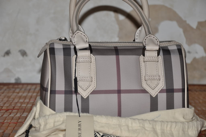 Hầu hết các bộ sưu tập mới của Burberry đều được bán hết chỉ sau khi ra mắt vài tuần. Hầu hết các bộ sưu tập mới của Burberry đều được bán hết chỉ sau khi ra mắt vài tuần.