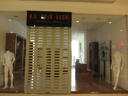 Quầy hàng đóng cửa, manơcanh... khỏa thân. (Ảnh chụp tại Pico Mall) Quầy hàng đóng cửa, manơcanh... khỏa thân. (Ảnh chụp tại Pico Mall)