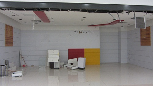 Khách thuê bỏ đi, quầy hàng "xơ xác" (Ảnh chụp tại Grand Plaza) Khách thuê bỏ đi, quầy hàng "xơ xác" (Ảnh chụp tại Grand Plaza)