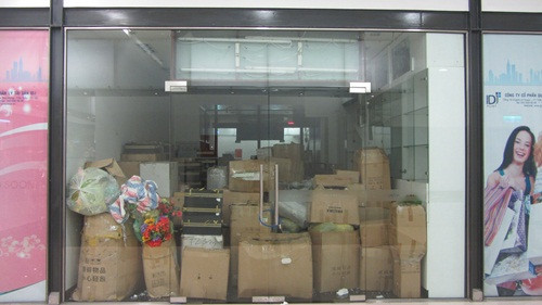 Gian hàng hay kho chứa đồ? (Ảnh chụp tại Grand Plaza) Gian hàng hay kho chứa đồ? (Ảnh chụp tại Grand Plaza)