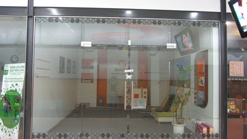 Đóng cửa niêm phong (Ảnh chụp tại Grand Plaza) Đóng cửa niêm phong (Ảnh chụp tại Grand Plaza)