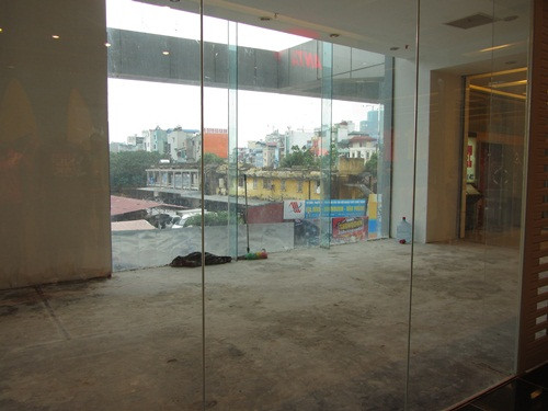 Vị trí đẹp nhưng gia hàng trống nhiều. (Chụp tại Pico Mall) Vị trí đẹp nhưng gia hàng trống nhiều. (Chụp tại Pico Mall)