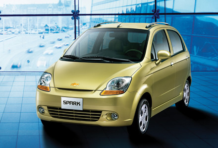 4. Chevrolet Spark do liên doanh Vidamco - GM Hàn Quốc sản xuất và phân phối, với 4 phiên bản, trong đó có một bản xe van (xe tải mui kín), lựa chọn số sàn và số tự động 4 cấp. Giá bán xe Spark là từ 213 triệu đến 334 triệu đồng/chiếc. 4. Chevrolet Spark do liên doanh Vidamco - GM Hàn Quốc sản xuất và phân phối, với 4 phiên bản, trong đó có một bản xe van (xe tải mui kín), lựa chọn số sàn và số tự động 4 cấp. Giá bán xe Spark là từ 213 triệu đến 334 triệu đồng/chiếc.