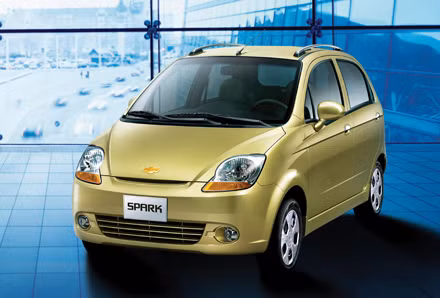 4. Chevrolet Spark do liên doanh Vidamco - GM Hàn Quốc sản xuất và phân phối, với 4 phiên bản, trong đó có một bản xe van (xe tải mui kín), lựa chọn số sàn và số tự động 4 cấp. Giá bán xe Spark là từ 213 triệu đến 334 triệu đồng/chiếc.