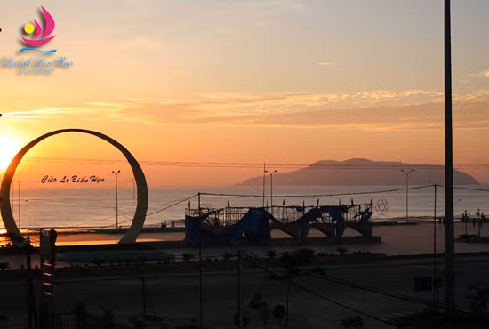 Cửa Lò là một bãi biển đẹp, nằm cách thành phố Vinh khoảng hơn 15km,