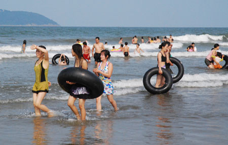 Nước trong, bãi biển nông thuận tiện cho những gia đình có em bé Nước trong, bãi biển nông thuận tiện cho những gia đình có em bé