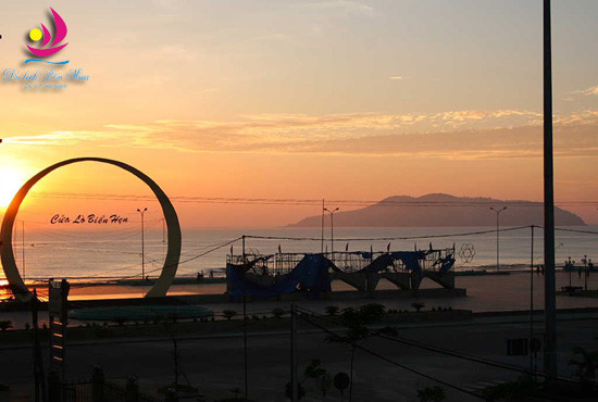 Cửa Lò là một bãi biển đẹp, nằm cách thành phố Vinh khoảng hơn 15km, Cửa Lò là một bãi biển đẹp, nằm cách thành phố Vinh khoảng hơn 15km,