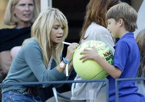 Cô nàng Mary Kate Olsen khoe chiếc đồng hồ của mình trên sân tennis