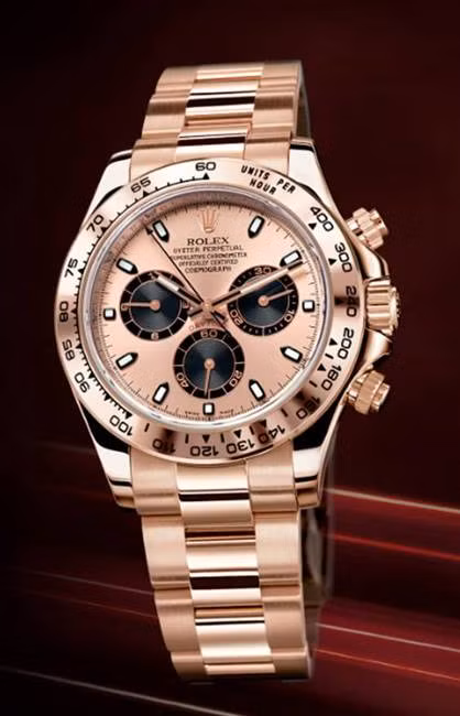 Rolex Daytona là chiếc đồng hồ nằm trong dòng Rolex Cosmograph Daytona, ra đời vào những năm 80 của thế kỷ trước. Chiếc đồng hồ này có thể tự động chạy, ghi thời gian. Nó được làm từ những chất liệu cao cấp như vàng, đá quý, kim cương, platinum….