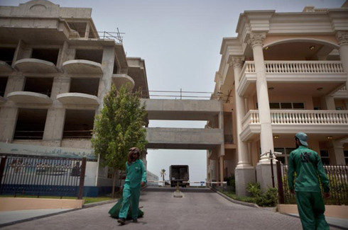 Trong quý đầu năm nay, lượng khách du lịch mới (lần đầu đến Dubai) tăng 9% lên con số 2,6 triệu. Để đáp ứng nhu cầu ngày càng tăng, Dubai sẽ hoàn thành thêm 5.000 phòng khách sạn trong năm 2012. Trong ảnh là Khách sạn Kempinski Hotel Emerald Palace nằm gần khách sạn Kempinski Hotel & Residences nói trên. Trong quý đầu năm nay, lượng khách du lịch mới (lần đầu đến Dubai) tăng 9% lên con số 2,6 triệu. Để đáp ứng nhu cầu ngày càng tăng, Dubai sẽ hoàn thành thêm 5.000 phòng khách sạn trong năm 2012. Trong ảnh là Khách sạn Kempinski Hotel Emerald Palace nằm gần khách sạn Kempinski Hotel & Residences nói trên.