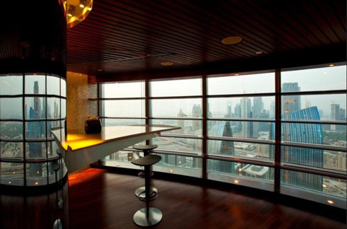 Công ty xây dựng nên tòa tháp này, Emaar Properties, cho biết hiện nay khu nhà ở tại Burj Khalifa đã kín 80% với hơn 700 gia đình. Nhiều cư dân nhận xét tòa nhà đã vượt quá những kỳ vọng của họ về một cuộc sống 5 sao. Trong ảnh là tầng Sky Lobby bên trong tòa tháp. Công ty xây dựng nên tòa tháp này, Emaar Properties, cho biết hiện nay khu nhà ở tại Burj Khalifa đã kín 80% với hơn 700 gia đình. Nhiều cư dân nhận xét tòa nhà đã vượt quá những kỳ vọng của họ về một cuộc sống 5 sao. Trong ảnh là tầng Sky Lobby bên trong tòa tháp.