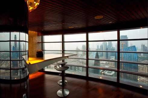 Công ty xây dựng nên tòa tháp này, Emaar Properties, cho biết hiện nay khu nhà ở tại Burj Khalifa đã kín 80% với hơn 700 gia đình. Nhiều cư dân nhận xét tòa nhà đã vượt quá những kỳ vọng của họ về một cuộc sống 5 sao. Trong ảnh là tầng Sky Lobby bên trong tòa tháp.