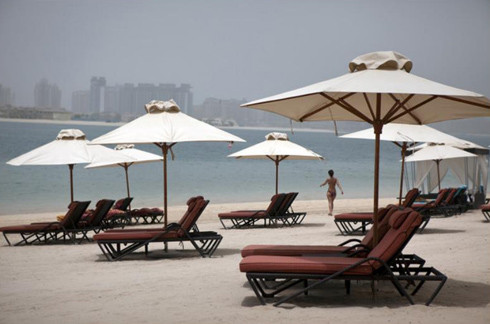 Hơn một thập kỷ qua, Dubai chủ trương nhằm vào dòng khách hạng sang bằng những công trình xa xỉ, khách sạn và bãi biển cao cấp. Hơn một thập kỷ qua, Dubai chủ trương nhằm vào dòng khách hạng sang bằng những công trình xa xỉ, khách sạn và bãi biển cao cấp.