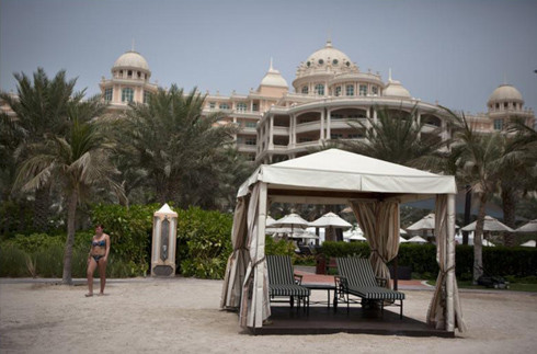 Dubai cũng nổi tiếng với quần đảo nhân tạo Cây Cọ, một công trình bán đảo mang hình loài cây đặc trưng của xứ sở vùng Vịnh. Trong ảnh, một phụ nữ đang đi dạo trên bãi biển của khách sản Kempinski Hotel & Residences nằm trên một nhánh của quần đảo Cọ. Dubai cũng nổi tiếng với quần đảo nhân tạo Cây Cọ, một công trình bán đảo mang hình loài cây đặc trưng của xứ sở vùng Vịnh. Trong ảnh, một phụ nữ đang đi dạo trên bãi biển của khách sản Kempinski Hotel & Residences nằm trên một nhánh của quần đảo Cọ.