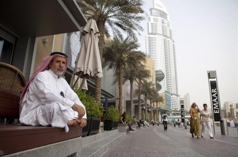 Được xem là ốc đảo yên tĩnh giữa vùng nóng Trung Đông, Dubai càng thu hút khách du lịch hơn khi những quốc gia xung quanh như Hy Lạp, Tunisia, Bahrain đang lao đao trong các cuộc khủng hoảng chính trị. Được xem là ốc đảo yên tĩnh giữa vùng nóng Trung Đông, Dubai càng thu hút khách du lịch hơn khi những quốc gia xung quanh như Hy Lạp, Tunisia, Bahrain đang lao đao trong các cuộc khủng hoảng chính trị.