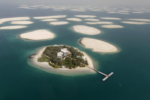 Trong khi đó, nhiều đại gia bất động sản lớn ở Dubai vẫn chưa thoát khỏi cuộc khủng hoảng nhà đất. Vào thời nhà đất hưng thịnh, tập đoàn bất động sản lớn nhất nhì Dubai là Nakheel đã cho xây dựng quần đảo nhân tạo mang hình bản đồ thế giới. Tuy nhiên hiện công trình dở dang này vẫn chưa được xây dựng lại. Trong ảnh là khách sạn nằm trên một trong những hòn đảo thuộc dự án quần đảo Thế Giới. Trong khi đó, nhiều đại gia bất động sản lớn ở Dubai vẫn chưa thoát khỏi cuộc khủng hoảng nhà đất. Vào thời nhà đất hưng thịnh, tập đoàn bất động sản lớn nhất nhì Dubai là Nakheel đã cho xây dựng quần đảo nhân tạo mang hình bản đồ thế giới. Tuy nhiên hiện công trình dở dang này vẫn chưa được xây dựng lại. Trong ảnh là khách sạn nằm trên một trong những hòn đảo thuộc dự án quần đảo Thế Giới.