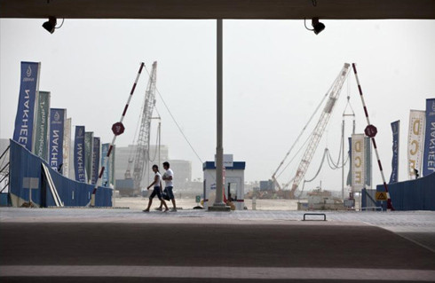 Ngày nay, Nakheel vẫn tiếp tục bắt tay xây dựng một số công trình khác nhưng quy mô khiêm tốn hơn nhiều. Trong ảnh là một công trình nhà của tập đoàn này nằm trên quần đảo Cọ. Ngày nay, Nakheel vẫn tiếp tục bắt tay xây dựng một số công trình khác nhưng quy mô khiêm tốn hơn nhiều. Trong ảnh là một công trình nhà của tập đoàn này nằm trên quần đảo Cọ.