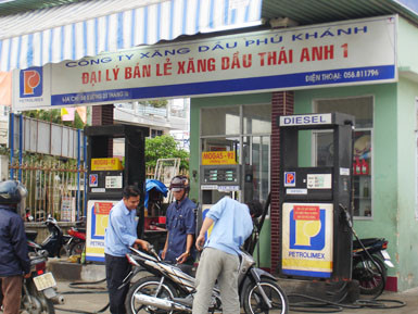 Doanh nhgiệp xăng dầu đang lãi lớn Doanh nhgiệp xăng dầu đang lãi lớn