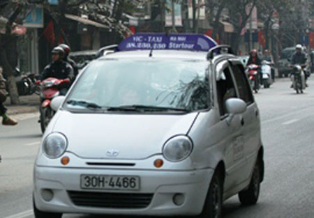 Ngày Tết trời lạnh, mưa phùn nên nhu cầu thuê xe, đi taxi của người dân rất lớn.