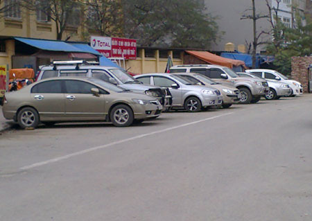 Các hãng cho thuê xe đều "cháy lịch" đặc biệt là xe từ 7 đến 16 chỗ, chỉ còn lại xe 4 chỗ ít khách thuê