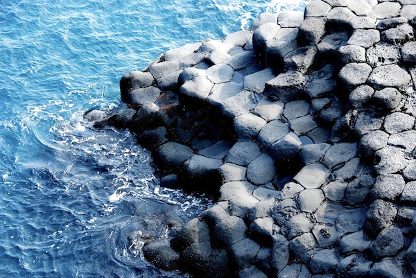 Trên đảo trưng bày rất nhiều loại đá mang hình dáng rất độc đáo, được mang về trưng bày tại các bảo tàng hoặc được tạc tượng. Trên đảo trưng bày rất nhiều loại đá mang hình dáng rất độc đáo, được mang về trưng bày tại các bảo tàng hoặc được tạc tượng.