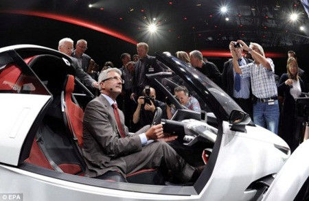 Chủ tịch Audi, Rupert Stadler ngồi trong chiếc xe. Chủ tịch Audi, Rupert Stadler ngồi trong chiếc xe.