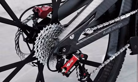 Hai phanh đĩa trước sau và một hệ thống điều khiển điện tử cho phép kết nối với một smartphone.