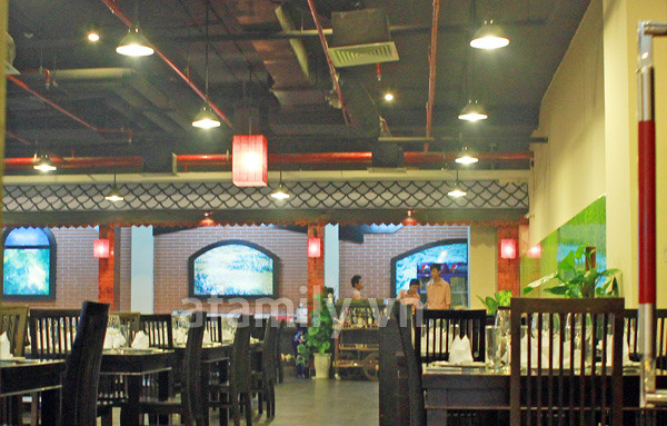 Không chỉ bị tố hành hung khách, nhà hàng này còn bị thực khách liệt vào danh sách những địa chỉ "phục vụ kém" ở Hà Nội. Do đó, sau khi clip hành hung khách hàng được phát đi, nhiều khách hàng đã lên tiếng "tẩy chay" nhà hàng Sen Việt Không chỉ bị tố hành hung khách, nhà hàng này còn bị thực khách liệt vào danh sách những địa chỉ "phục vụ kém" ở Hà Nội. Do đó, sau khi clip hành hung khách hàng được phát đi, nhiều khách hàng đã lên tiếng "tẩy chay" nhà hàng Sen Việt