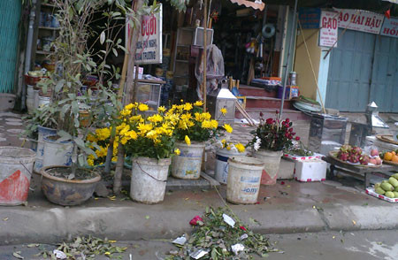 Sau Tết, hoa tươi vẫn giữ giá cao.